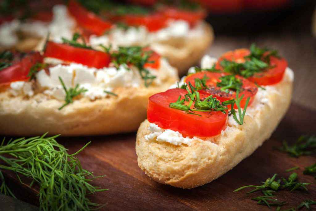 crostini con caprese di caprino e pomodori