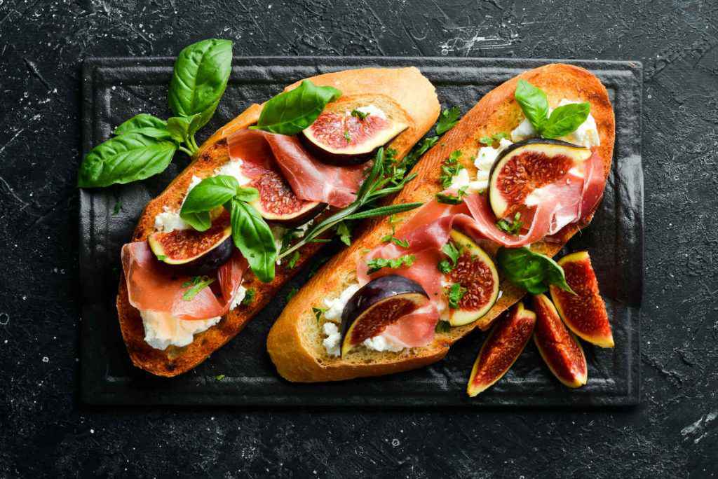 crostini con fichi e prosciutto o salame