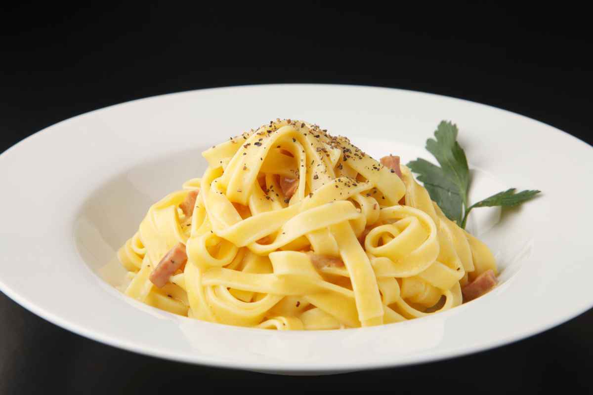 fettuccine alla papalina con prosciutto crudo e panna