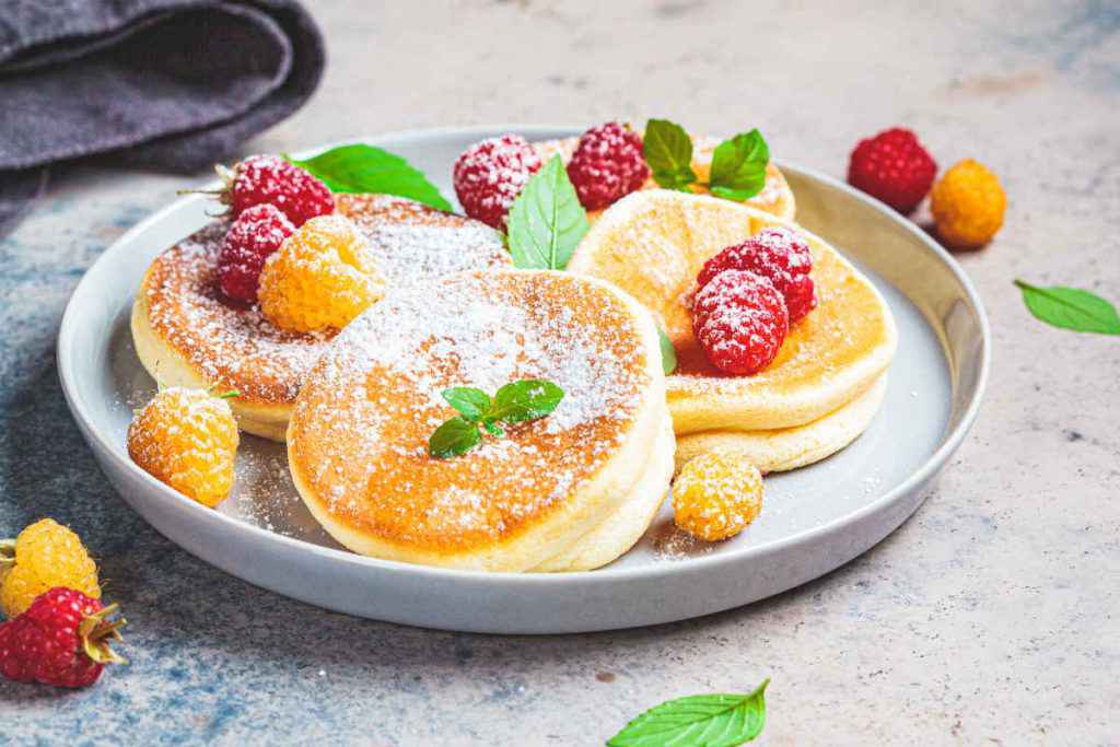 fluffy pancake giapponese con lamponi e zucchero a velo