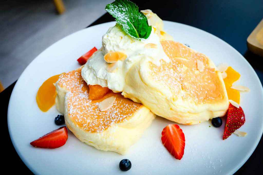 fluffy pancake giapponesi con gelato e frutta fresca