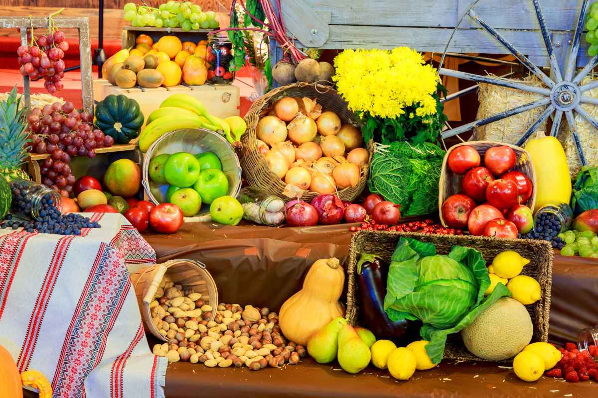 cesti assortiti con tanti tipi di frutta e verdure di stagione a settembre