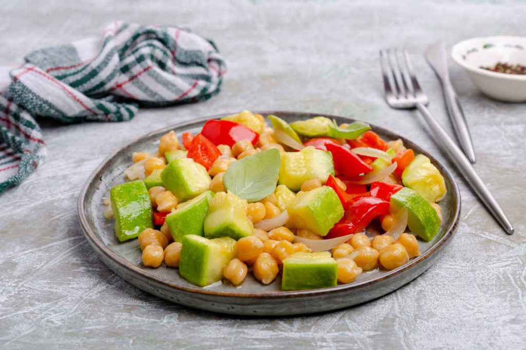 piatto con insalata di ceci e zucchine per contorno