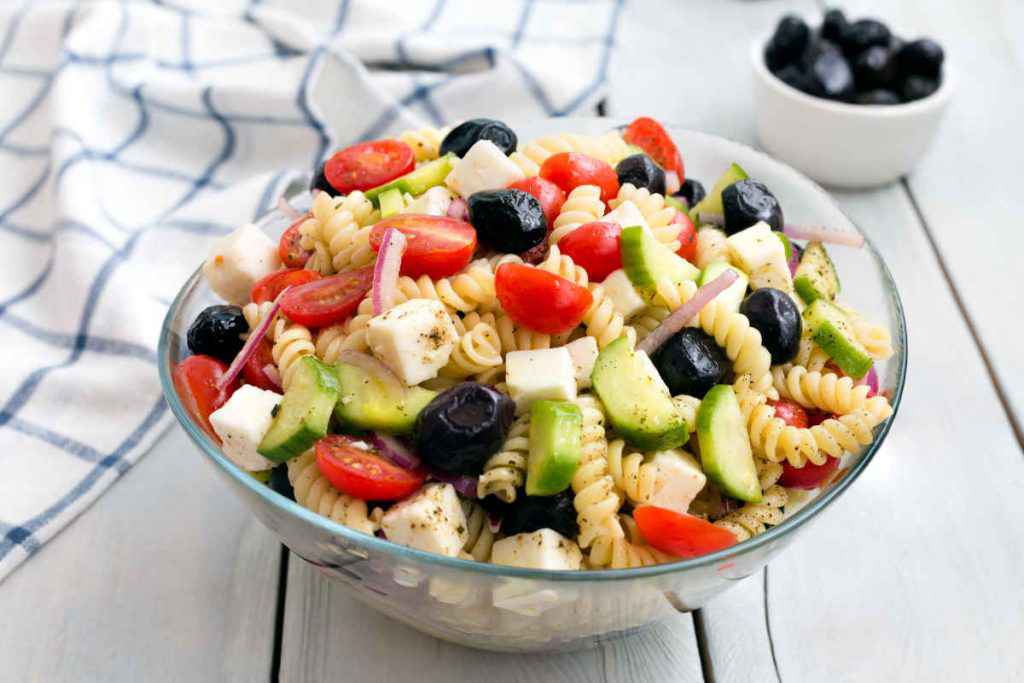 insalata greca con pasta, ricette estive vegetariane