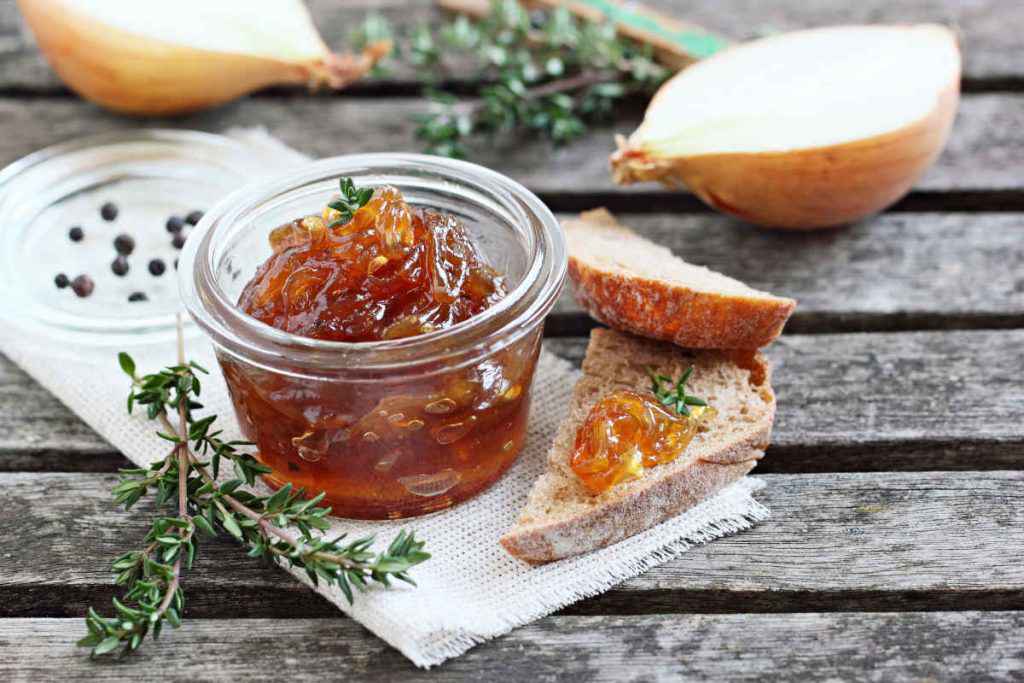 barattolo di marmellata di cipolle bianche