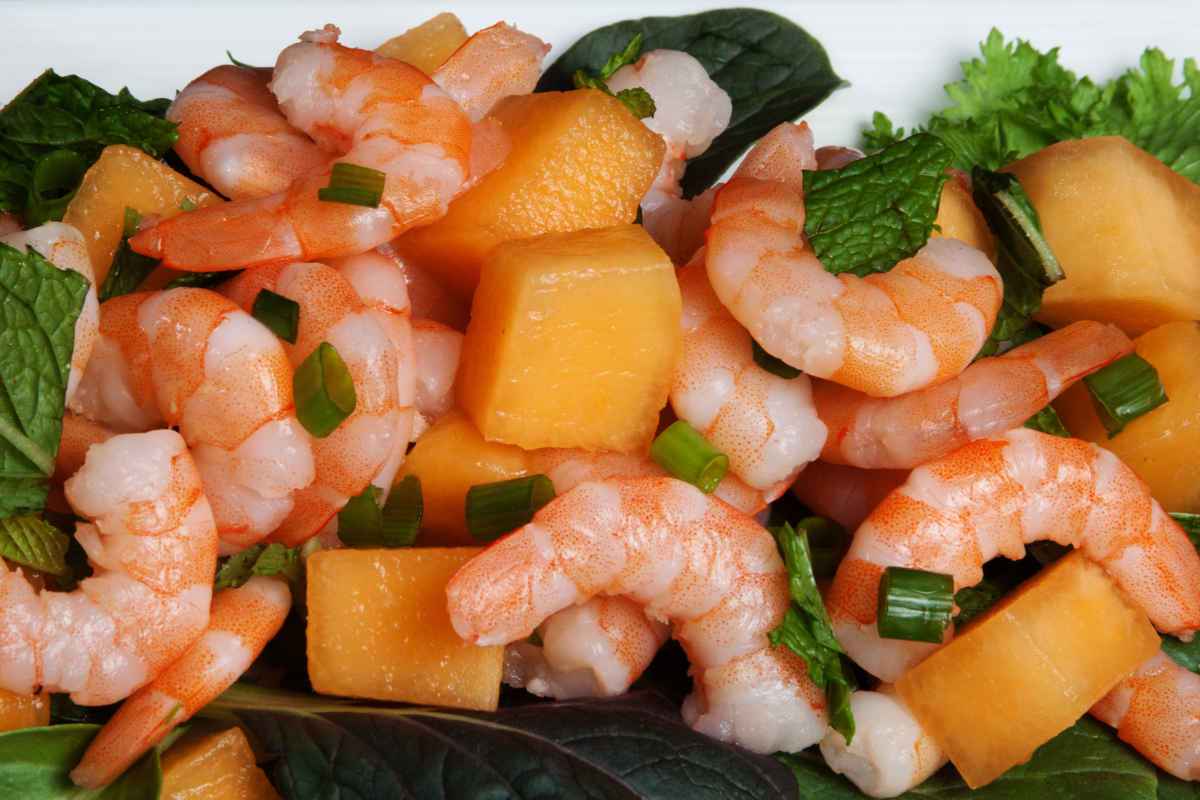 melone e scampi in insalata per antipasti con la frutta