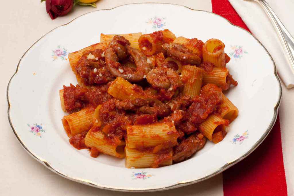 piatto di pajata in umido con rigatoni, primi piatti laziali