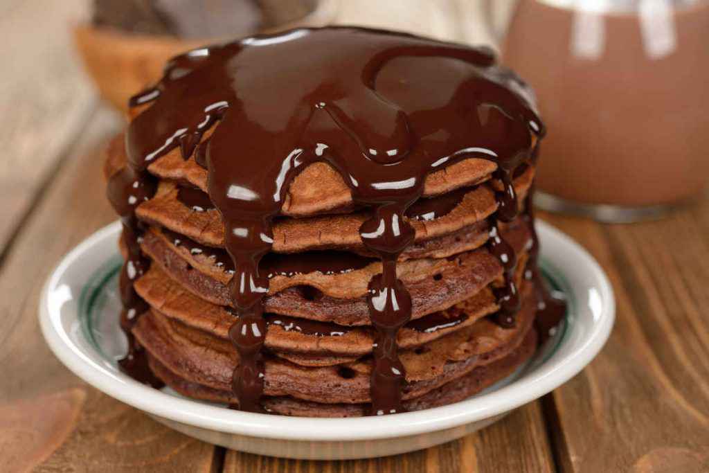 torre di pancake al cioccolato con salsa fondente alla panna