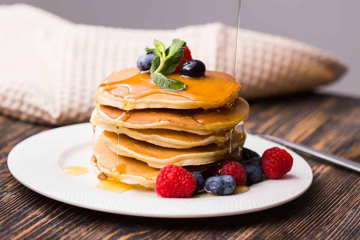 torre di pancake in bottiglia con frutti di bosco