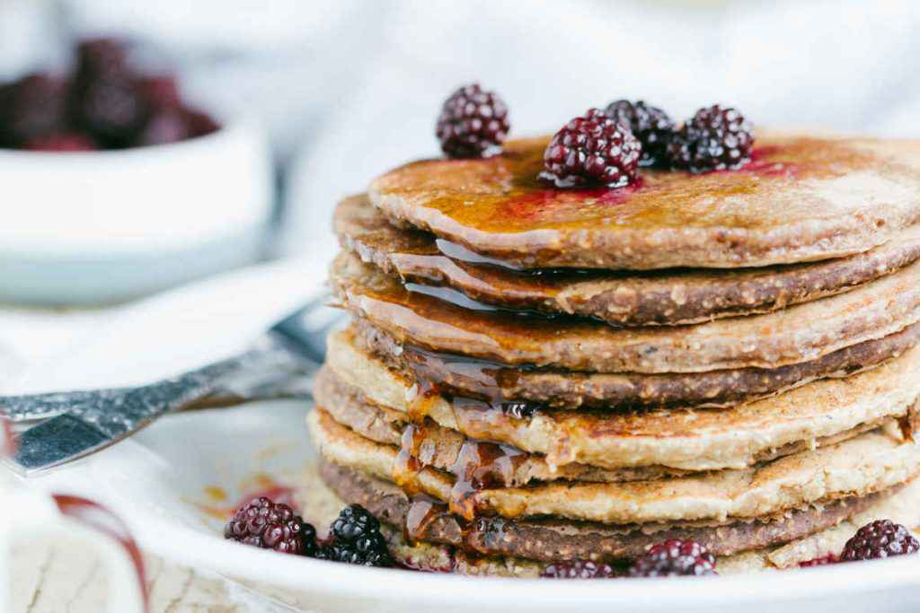 Torretta di pancake proteici fatti in casa con more e sciroppo di acero