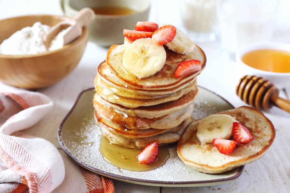 pancake senza glutine con farina di riso e frutta fresca