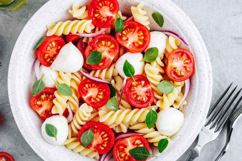 piatto di pasta corta tipo fusilli alla checca