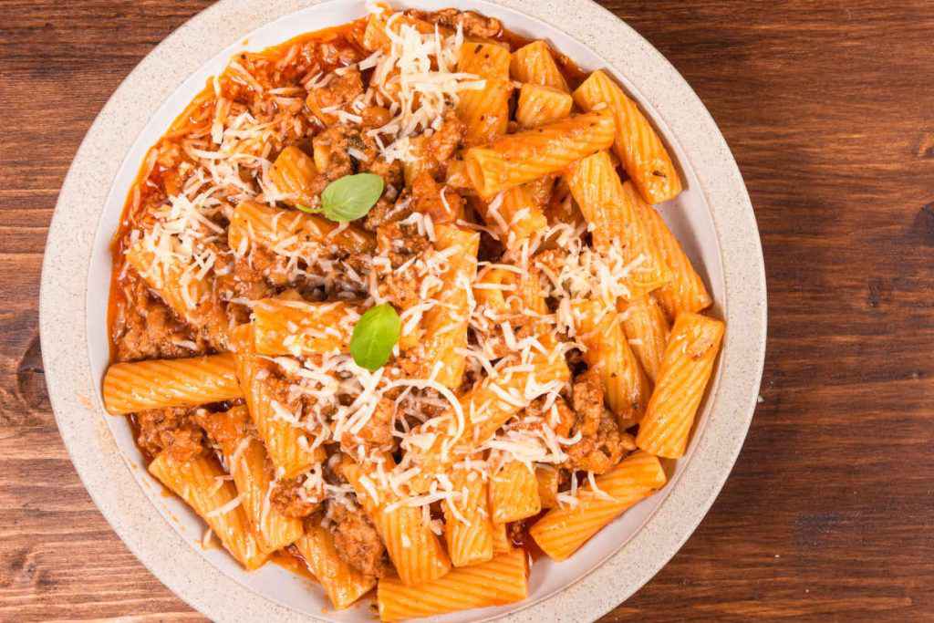 primi piatti laziali pasta tipo rigatoni alla zozzona con salsiccia e guanciale