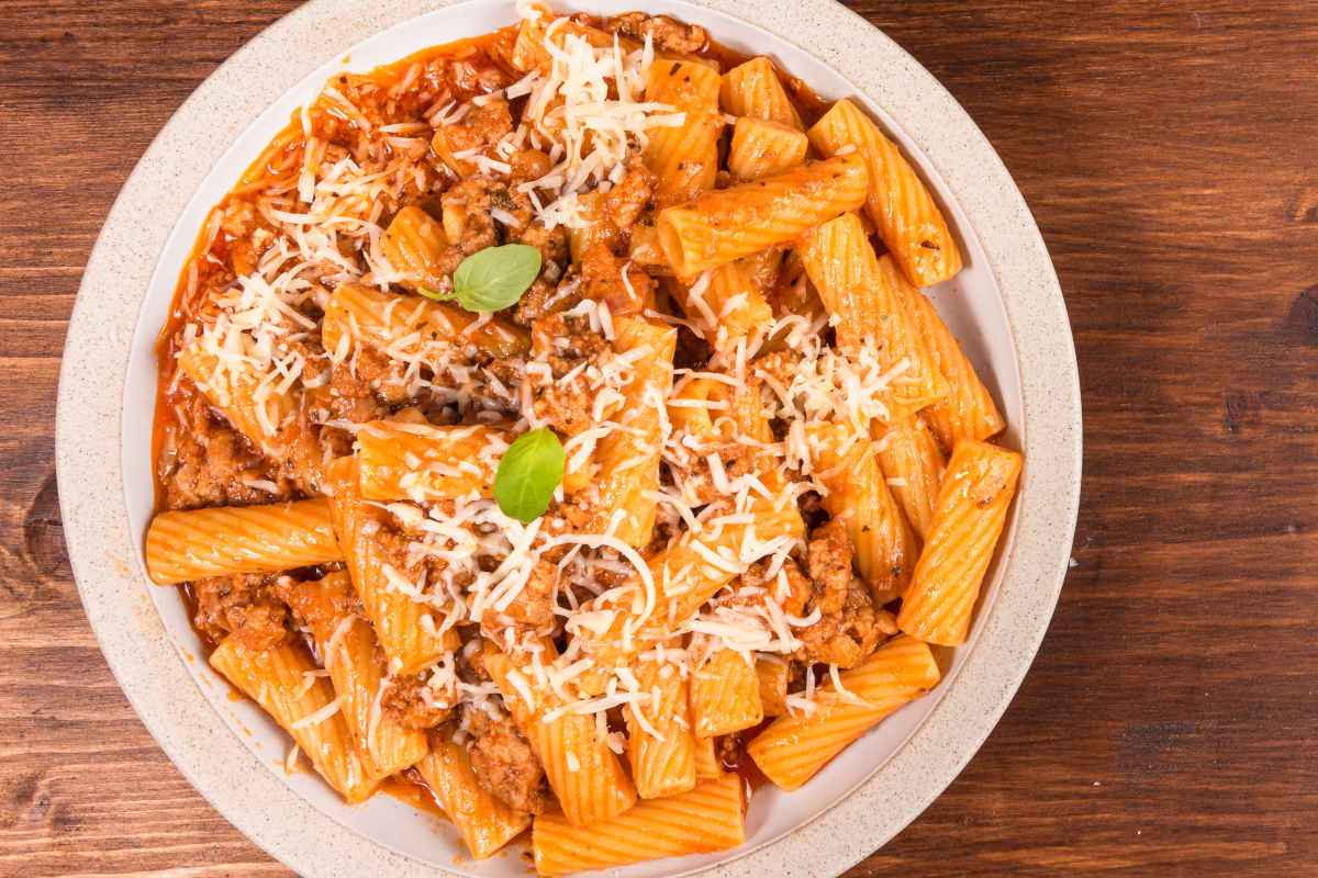 pasta tipo rigatoni alla zozzona con salsiccia e guanciale