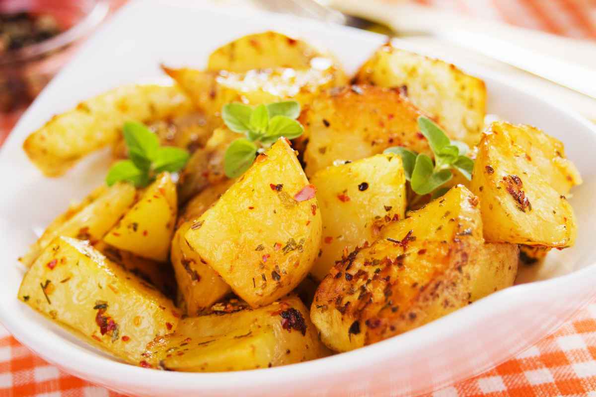 Patate all’acciuga dorate al forno