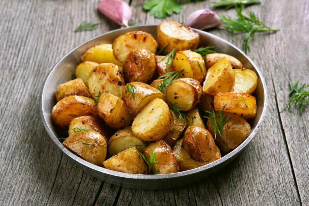 teglia con spicchi di patate al forno con la buccia