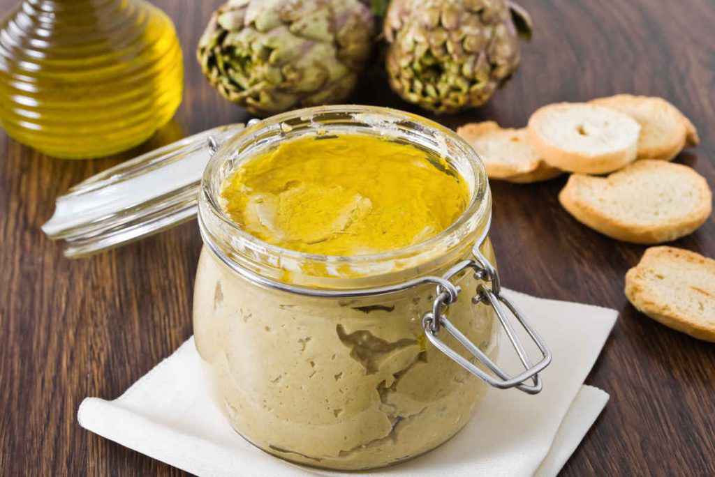 barattolo di vetro conpesto di carciofi
