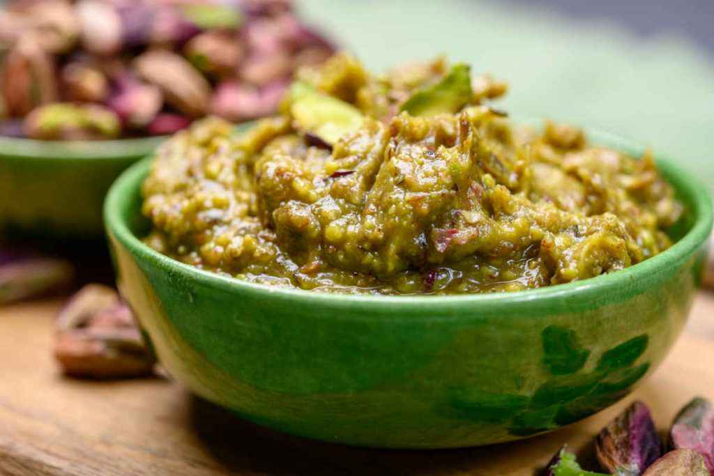 ciotola con pesto di pistacchi fatto in casa