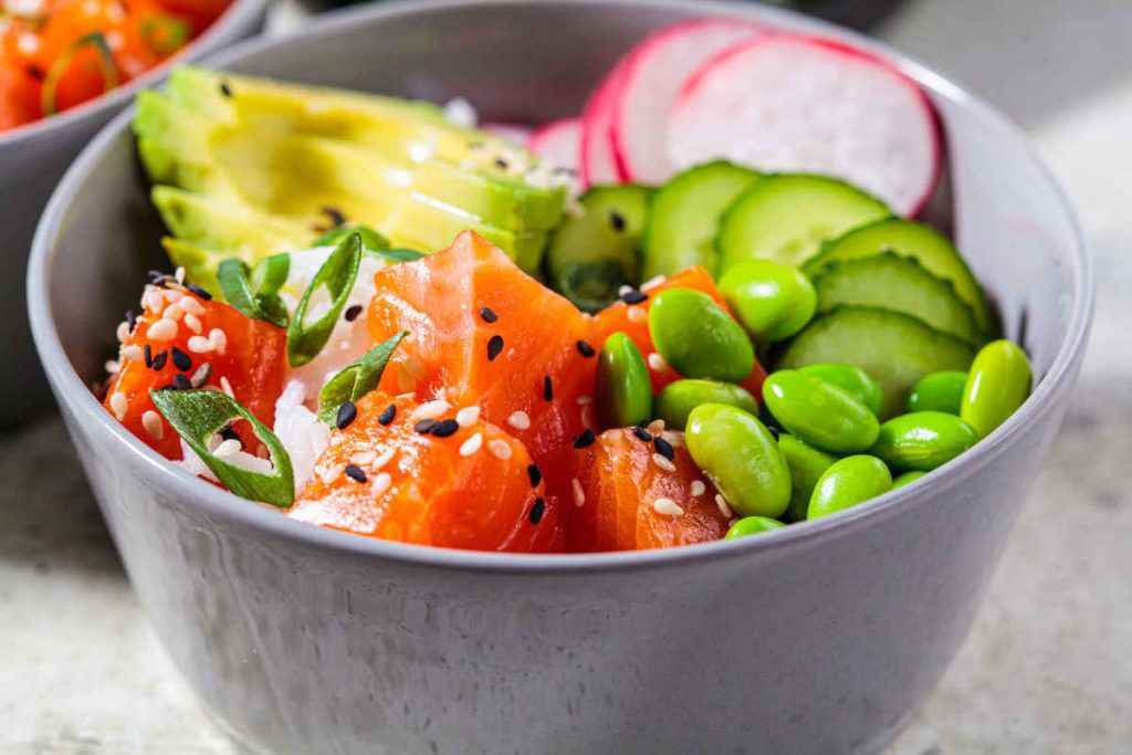 ciotola di poke bowl con salmone e avocado