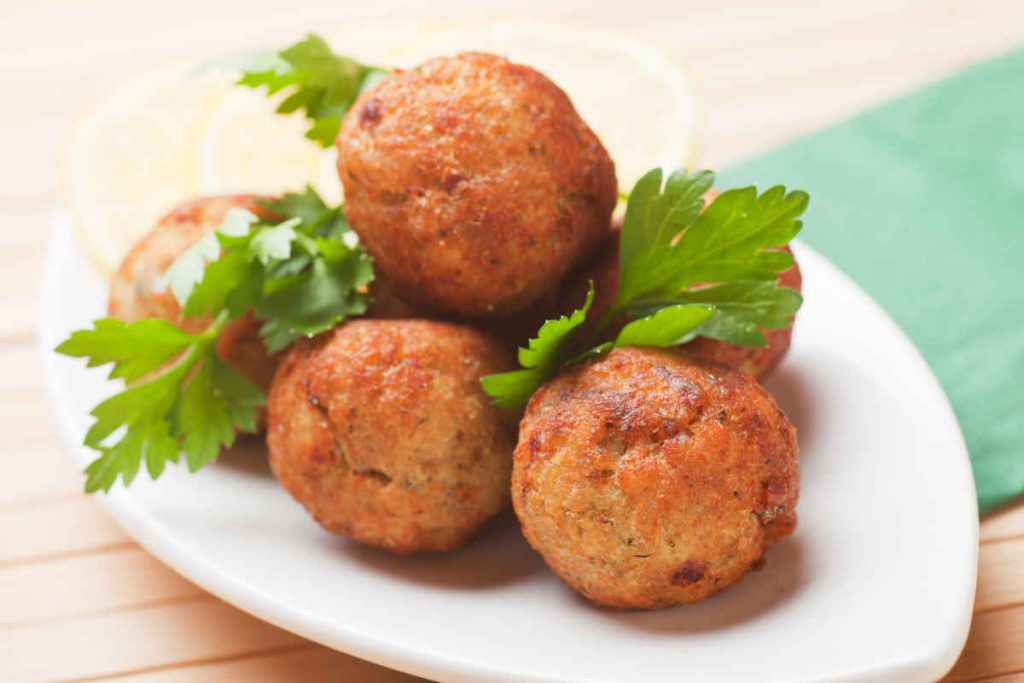 vassoio con polpette di alici rotonde