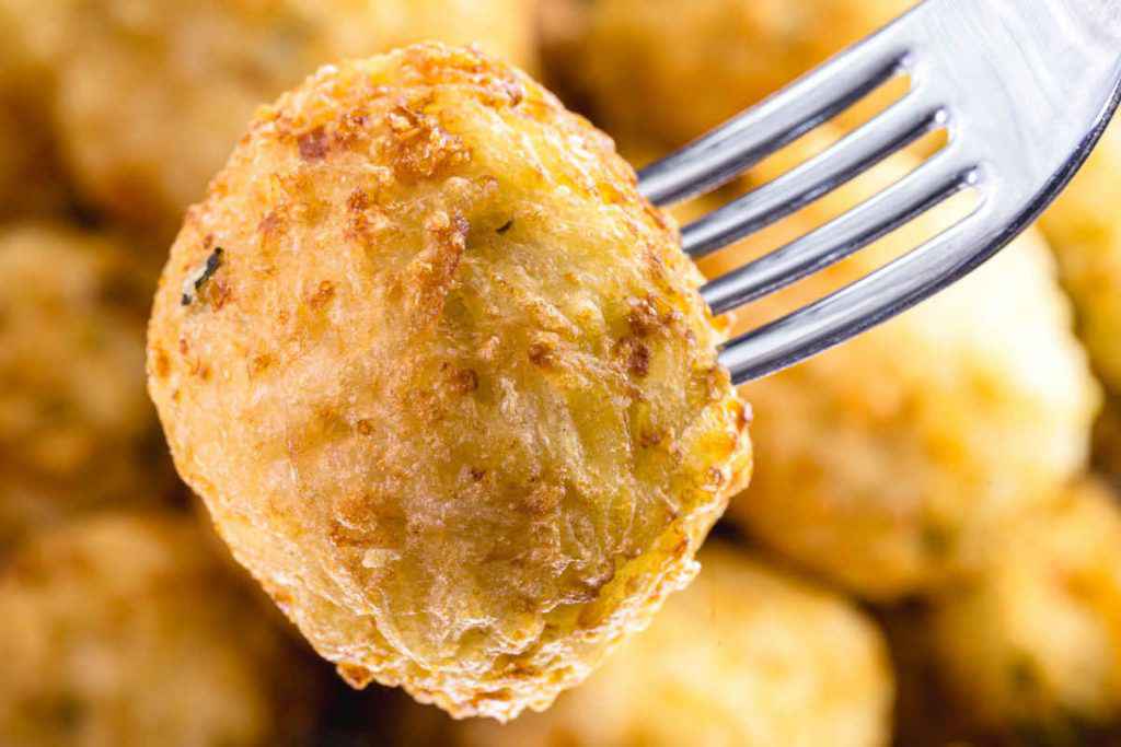 Polpette di baccalà infilzate in una forchetta