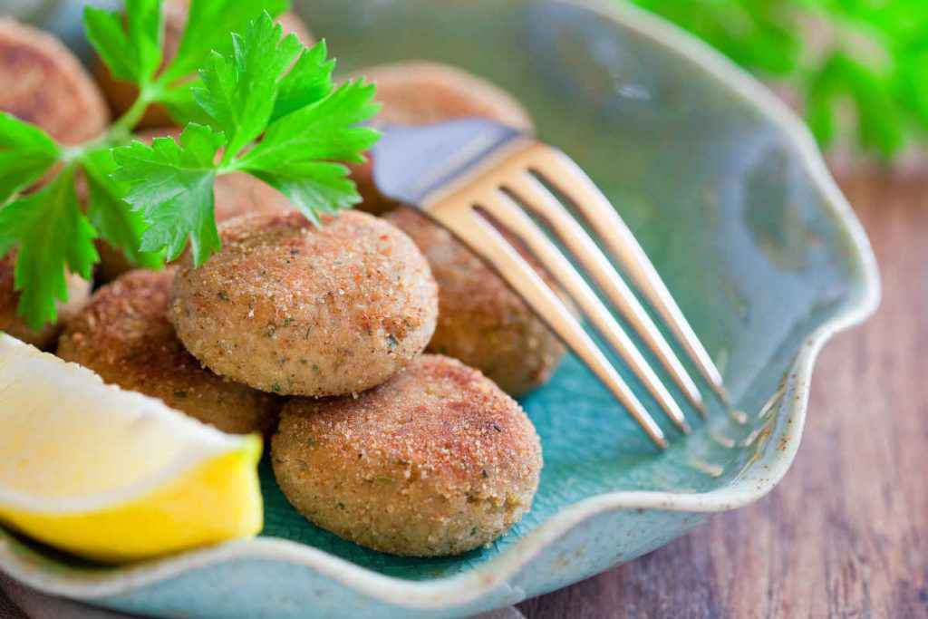 piatto con polpette di pesce misto e fetta di limone