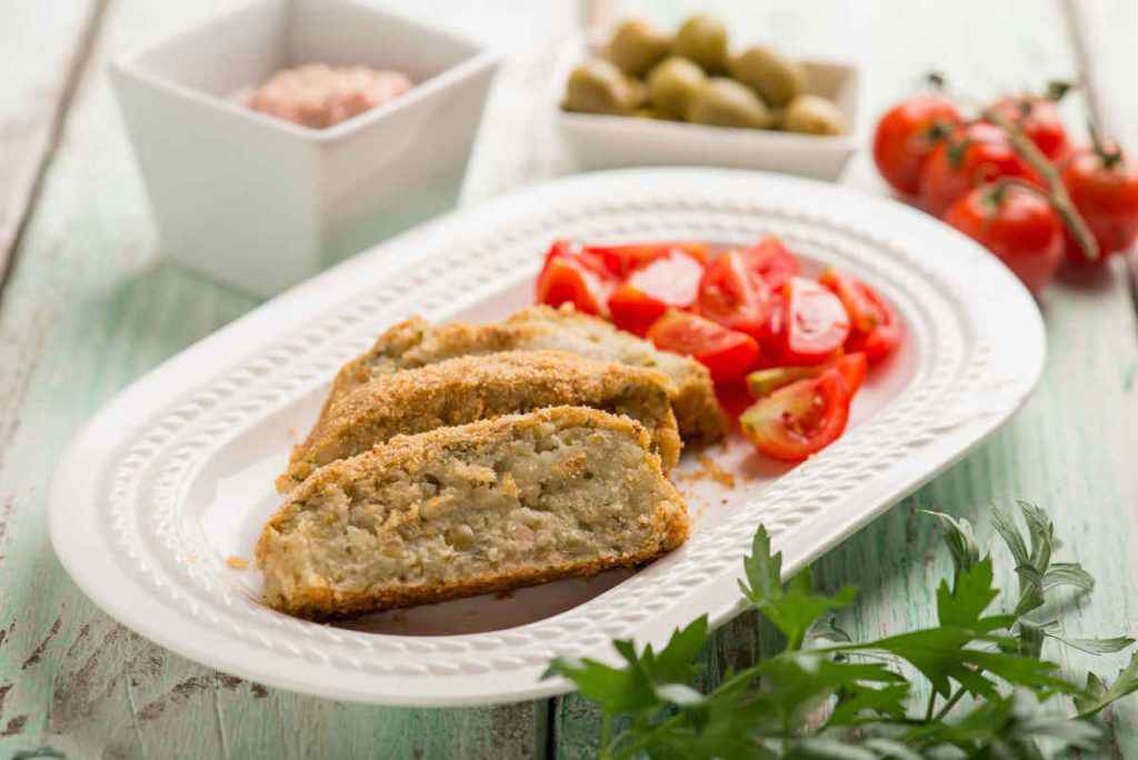 fette di polpettone di tonno e patate con pomodori