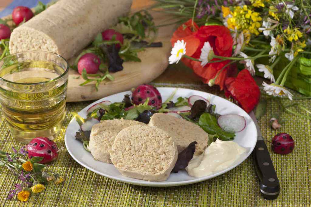 piatto con fette di polpettone di tonno e ricotta