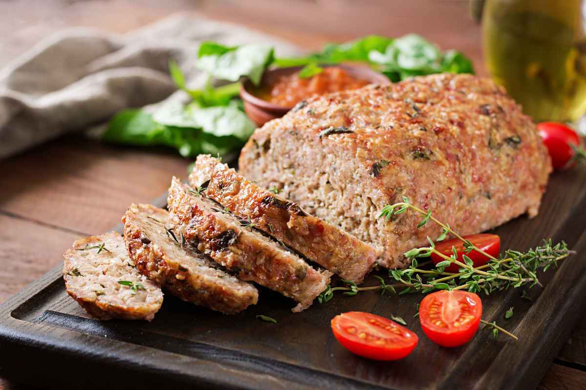 polpettone di carne con pomodorini