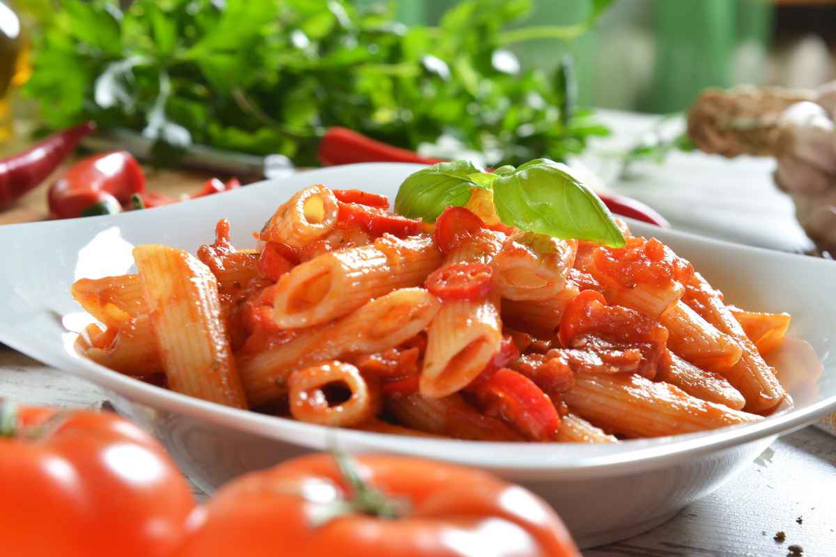 primi piatti laziali famosi, la pasta all'arrabbiata