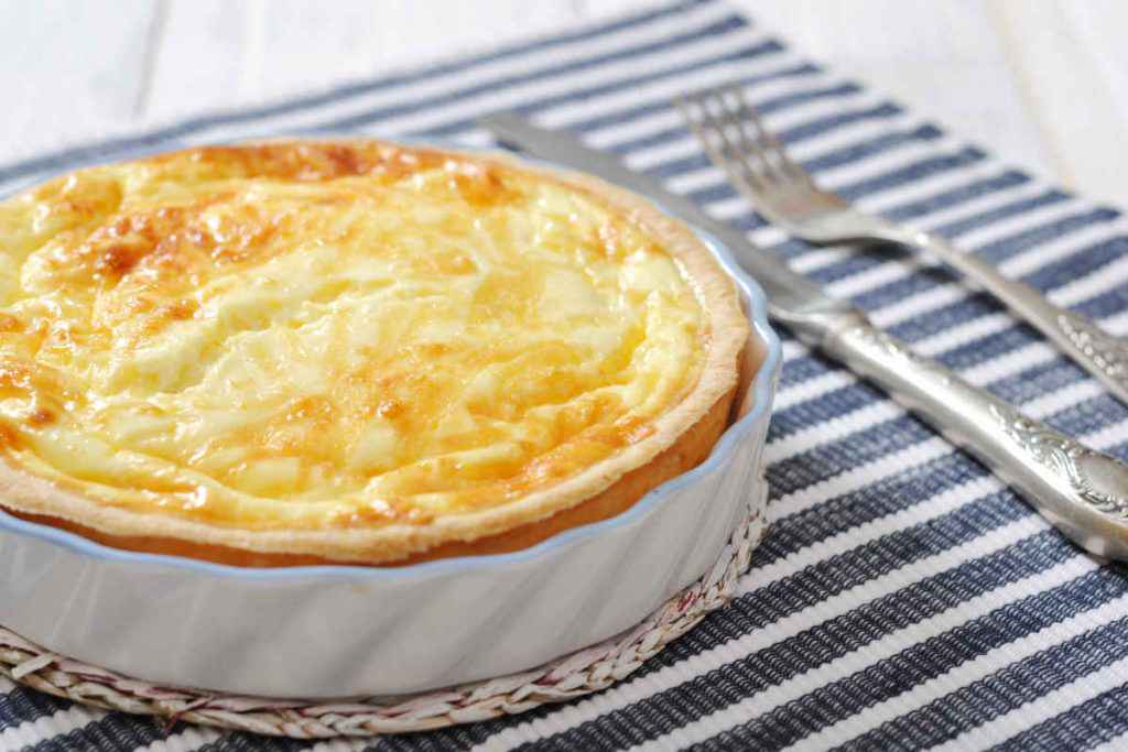 quiche al formaggio in pirofila bianca per secondi piatti vegetariani
