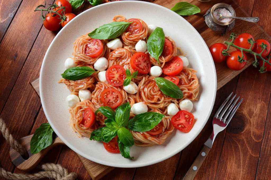 spaghetti con pomodoro e mozzarella