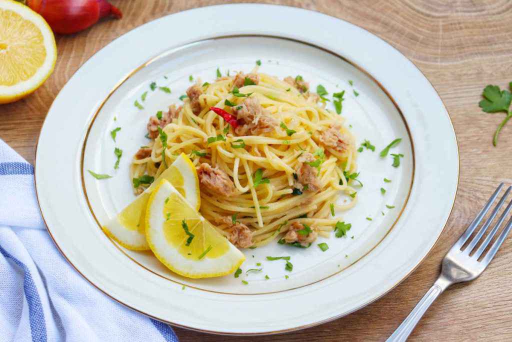 spaghetti tonno pinoli e limone