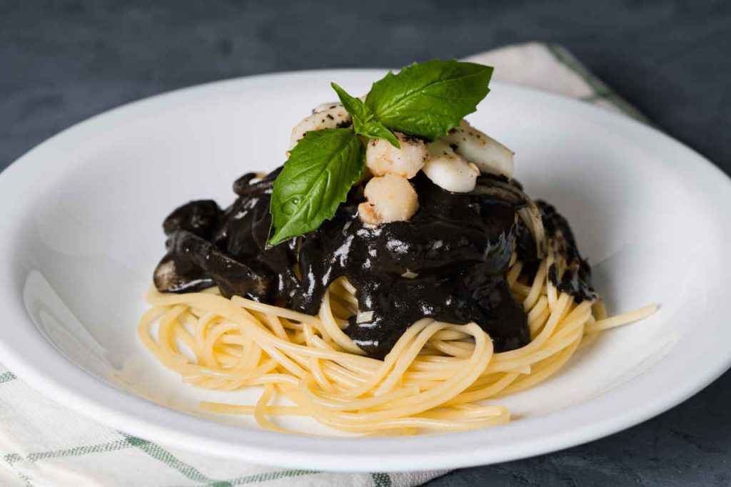 pasta con sugo al nero di seppia per la ricetta del giorno