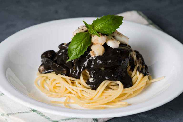 Spaghetti al nero di seppia ricetta facile da fare Buttalapasta