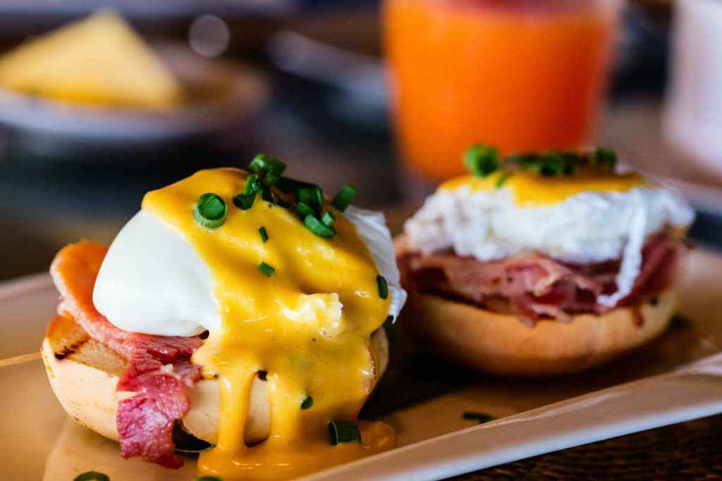 uova alla benedict servite sul vassoio per la colazione