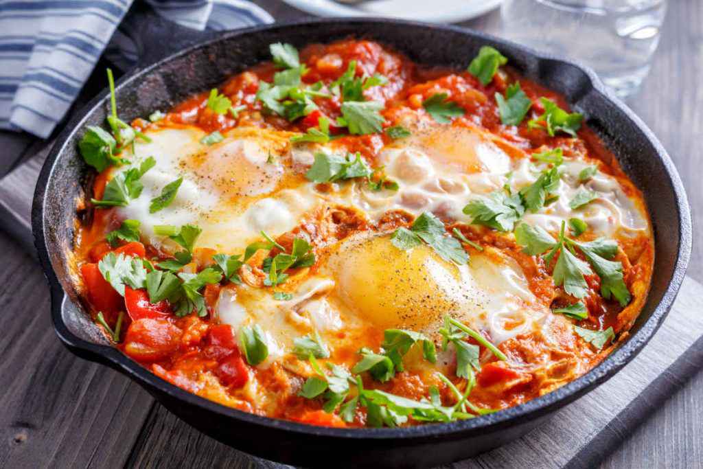 uova in purgatorio, padella con uova al pomodoro, ricette estive vegetariane