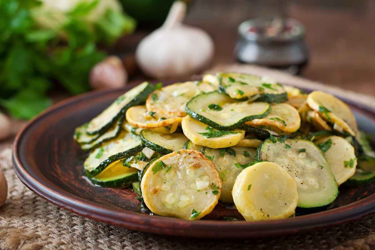 zucchine alla menta saltate in padella e condite con olio