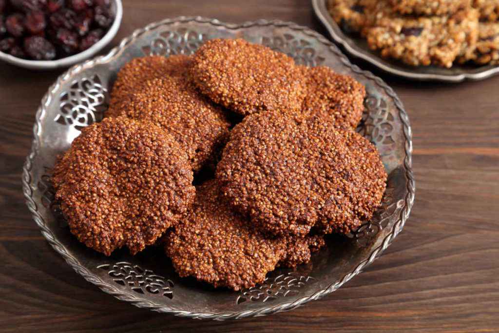 Biscotti all'amaranto in vassoio di argento