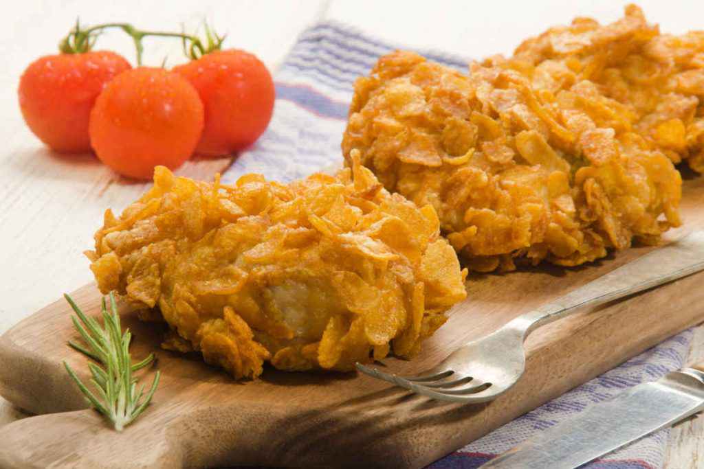 tagliere con bocconcini di pollo e corn flakes