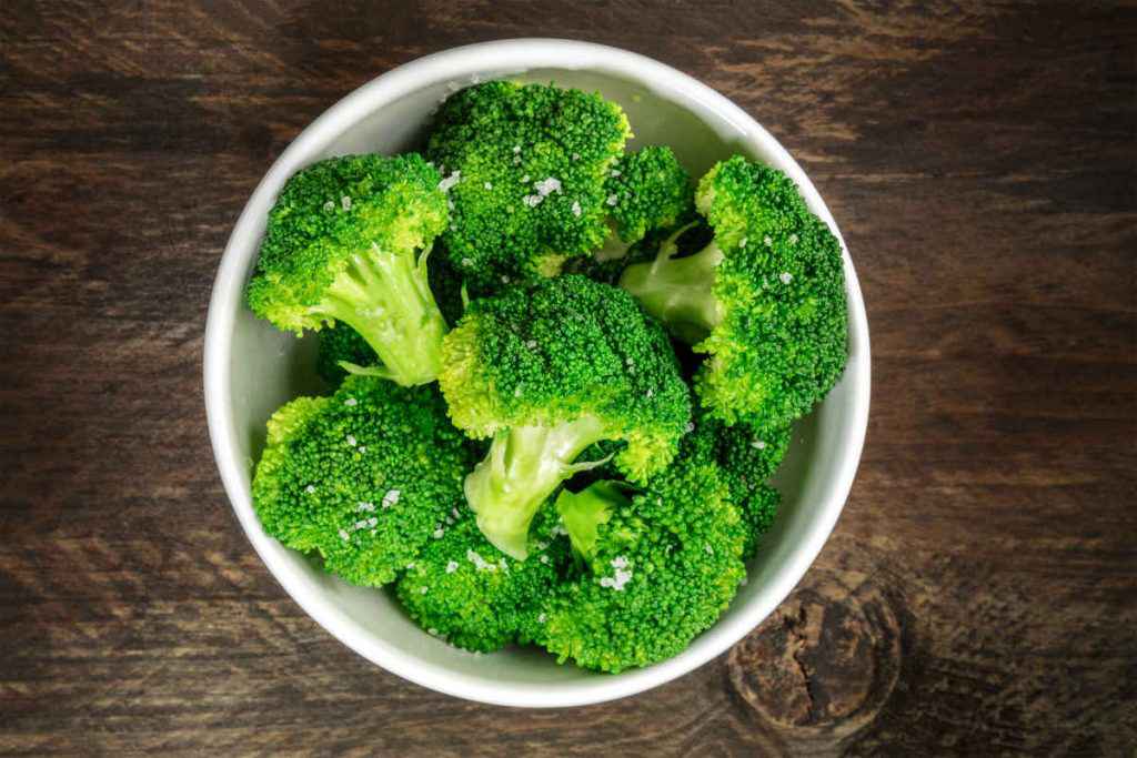 broccoli all'insalata conditi con olio limone e sale