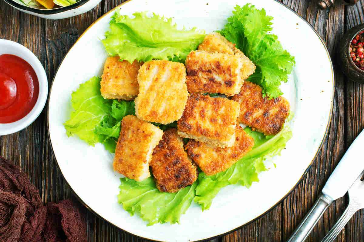 Bocconcini di pollo impanati su letto di insalata croccante