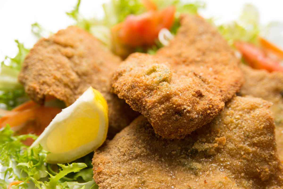 Come fare (bene) la cotoletta: i consigli per impanare e cucinare alla perfezione