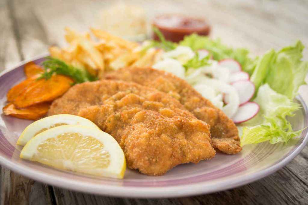 fette di cotoletta di maiale con spicchi di limone