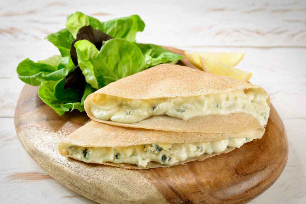 tagliere con crepes ripiene di noci e gorgonzola