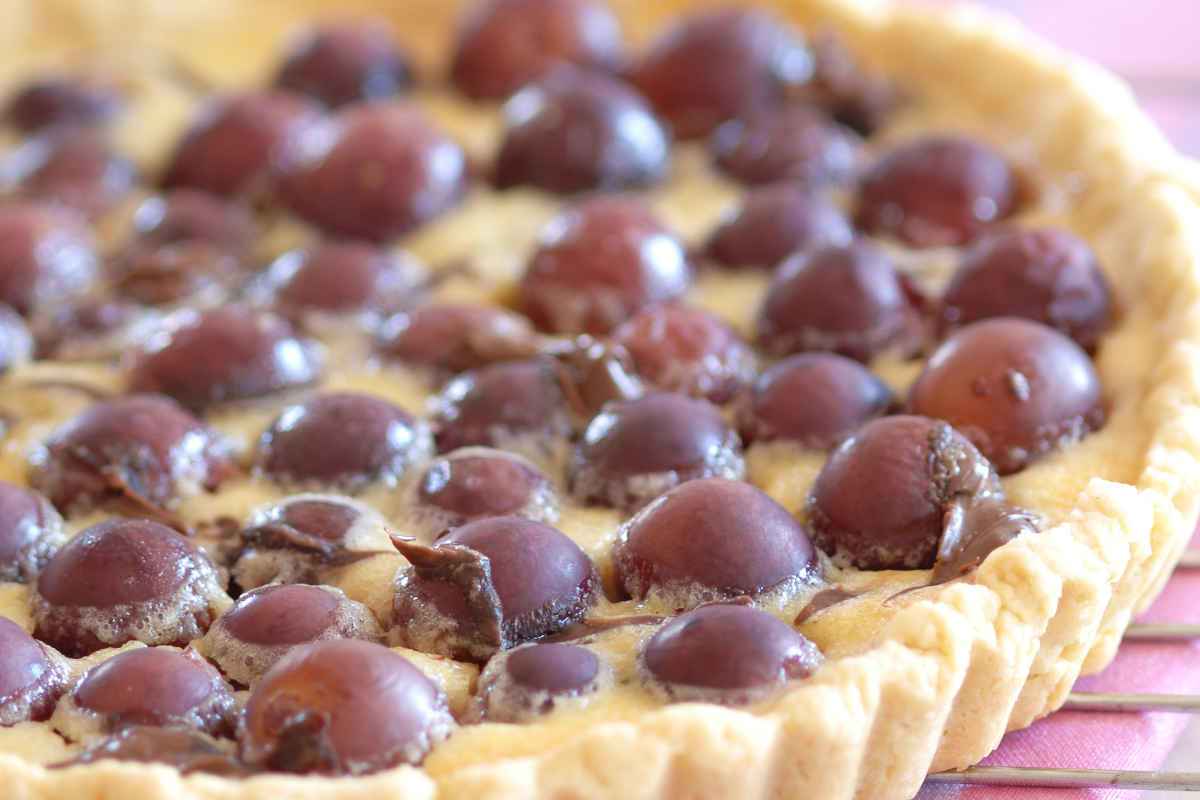 crostata di uva e crema di uova e panna