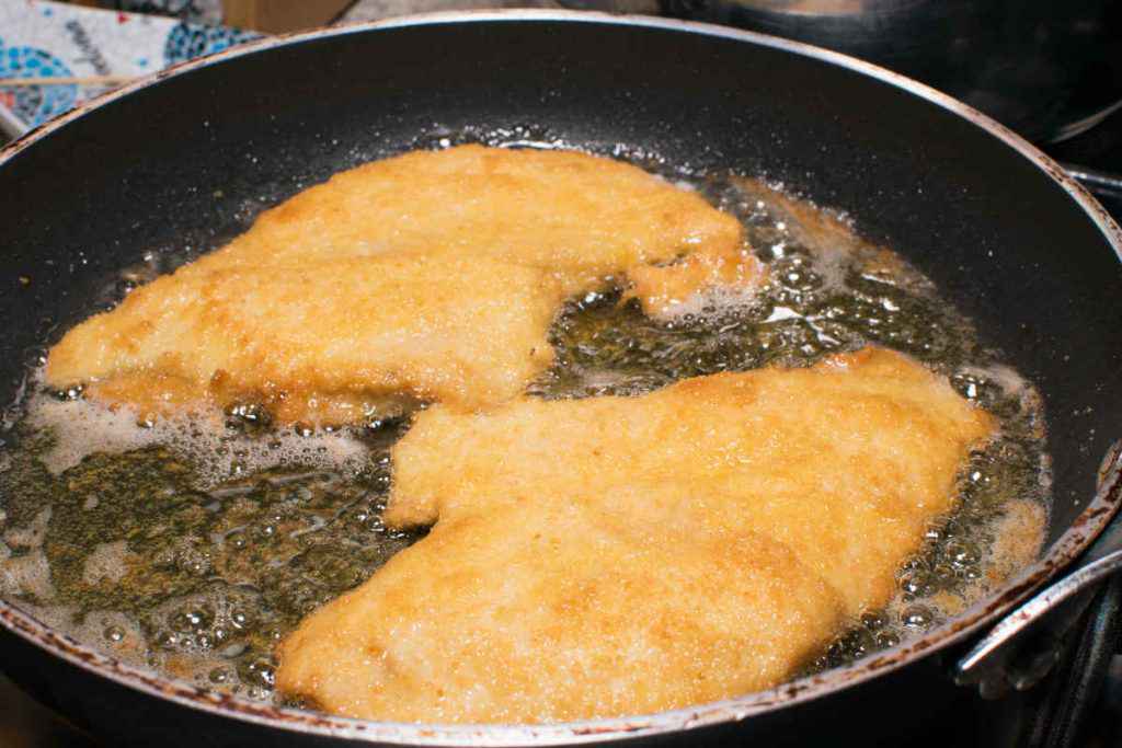 padella i cui sta per friggere la cotoletta