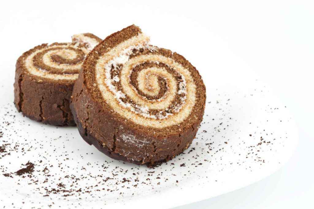 merendine girelle con pan di spagna al cacao e bianco