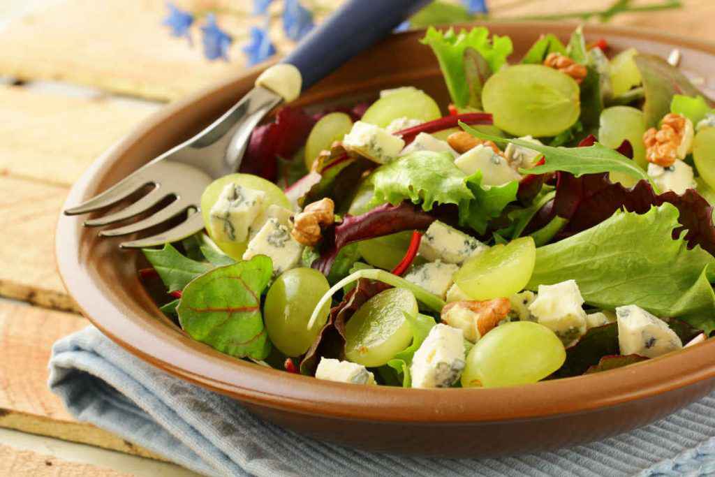 piatto di insalata autunnale con uva e formaggio