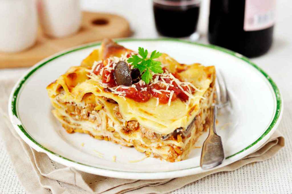 piatto di lasagne funghi e salsiccia
